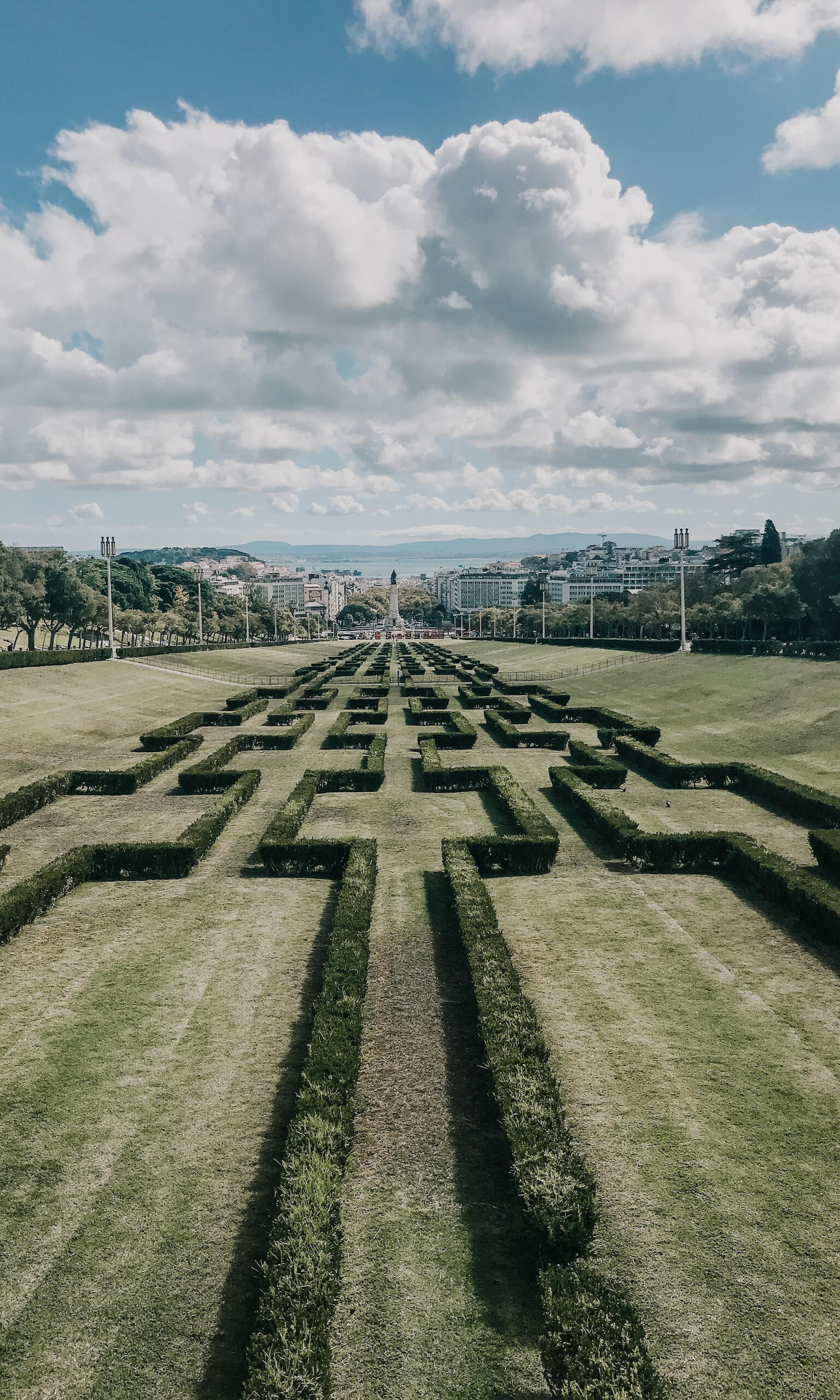 Photo by Tiff Ng, available at https://www.pexels.com/pt-br/foto/campo-de-grama-verde-sob-o-ceu-azul-3130811/